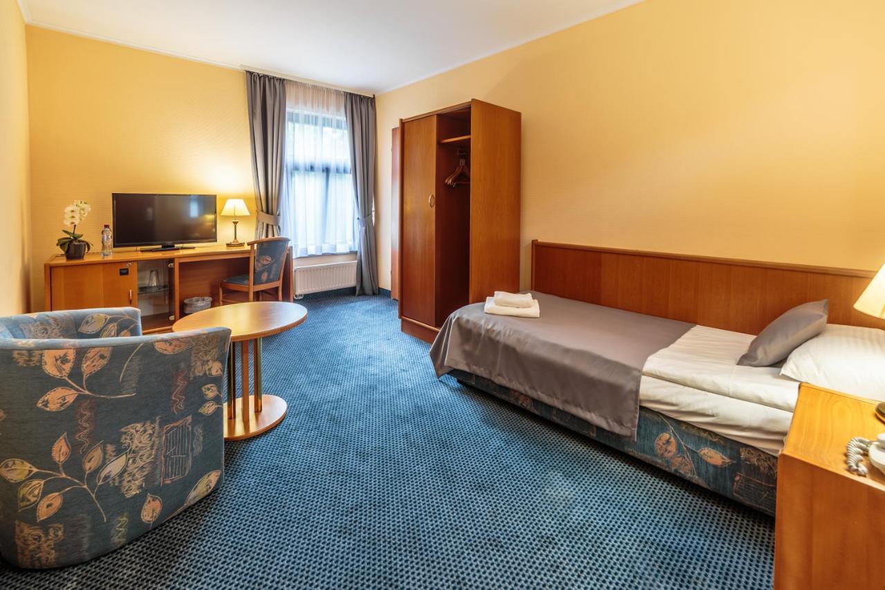 Hotel Fenix Еленя-Гура Экстерьер фото