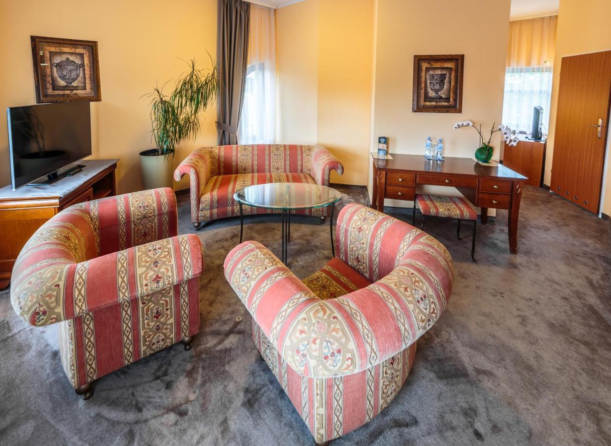 Hotel Fenix Еленя-Гура Экстерьер фото
