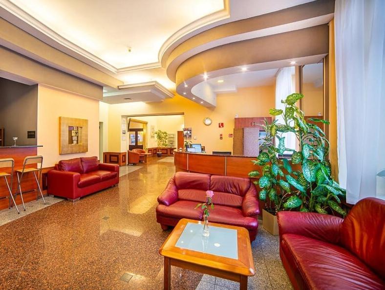 Hotel Fenix Еленя-Гура Экстерьер фото