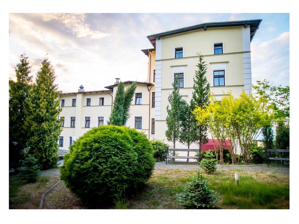 Hotel Fenix Еленя-Гура Экстерьер фото