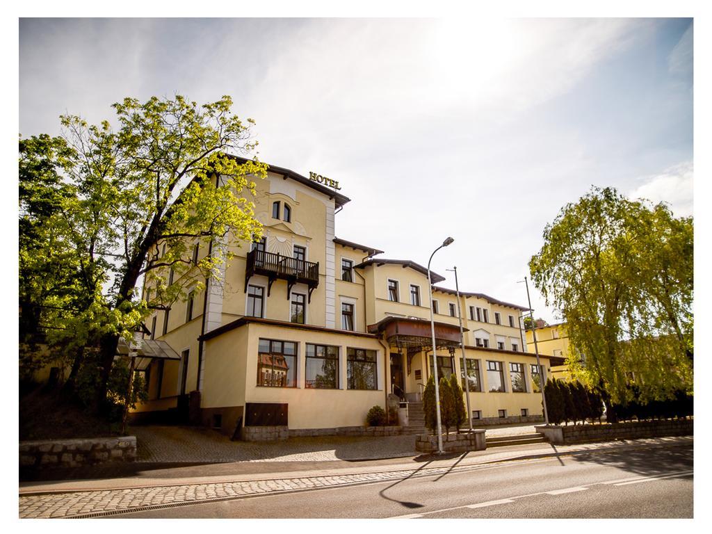 Hotel Fenix Еленя-Гура Экстерьер фото